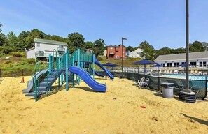Children’s area - Beautiful Modern Lodge! Pool Table,8 TVs Wi-Fi Linen provided Central AC (Saw Creek)