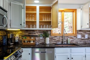 Microwave, oven, stovetop, dishwasher - Beautiful Modern Lodge! Pool Table,8 TVs Wi-Fi Linen provided Central AC (Saw Creek)