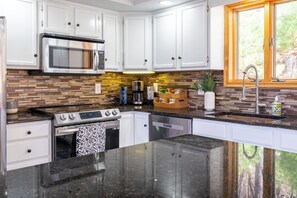 Mikrobølgeovn, ovn, kokeplater og oppvaskmaskin