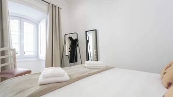 2 bedrooms, iron/ironing board, travel cot, Internet