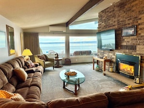 Älytelevisio, takka, kirjoja, stereot