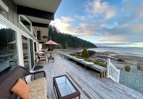 Eagle’s Eye Beach House - HUGE FIRE PIT, AMAZING SUNRISES, EAGLES GALORE!
