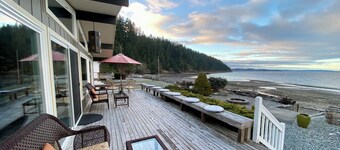 Eagle’s Eye Beach House - Spectacular Sunrises, Waterfront, Fire Pit & Eagles!