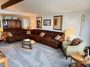 Smart TV, fireplace, books, stereo - Eagle’s Eye Beach House - HUGE FIRE PIT, AMAZING SUNRISES, EAGLES GALORE! (Coupeville)