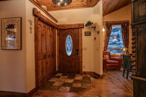 Interior - Rustic Themed Cabin with Starlink. Walk/Snowmobile to lake from house. Ice Fish (Donnelly)