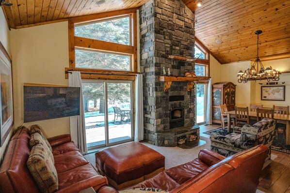 Smart TV, fireplace, DVD player, books - Rustic Themed Cabin with Starlink. Walk/Snowmobile to lake from house. Ice Fish (Donnelly)
