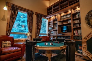 Games room - Rustic Themed Cabin with Starlink. Walk/Snowmobile to lake from house. Ice Fish (Donnelly)