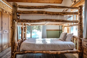 3 bedrooms, desk, iron/ironing board, WiFi
