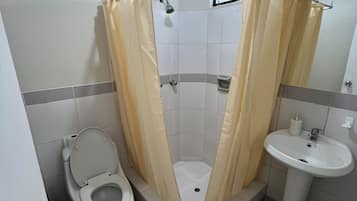 Basic-Apartment, Stadtblick | Badezimmer | Dusche, kostenlose Toilettenartikel, Haartrockner, Handtücher