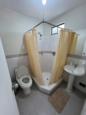 Apartamento básico, vista para a cidade | Banheiro | Chuveiro, produtos de toalete grátis, secador de cabelo 