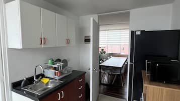 Refrigerador con freezer, microondas, horno, placa de cocina
