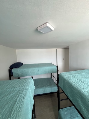 Apartamento básico, vista para a cidade | Vista do quarto