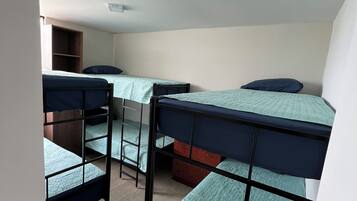 Basic-fællessovesal - byudsigt | Skrivebord, arbejdsområde til bærbare computere, gratis Wi-Fi, sengetøj