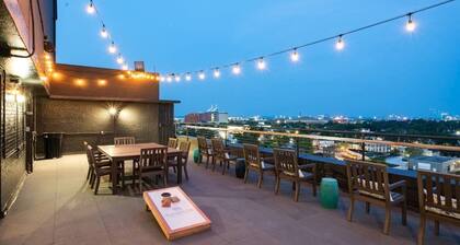 Come stay at our Horizon Hideaway. A modern downtown studio.