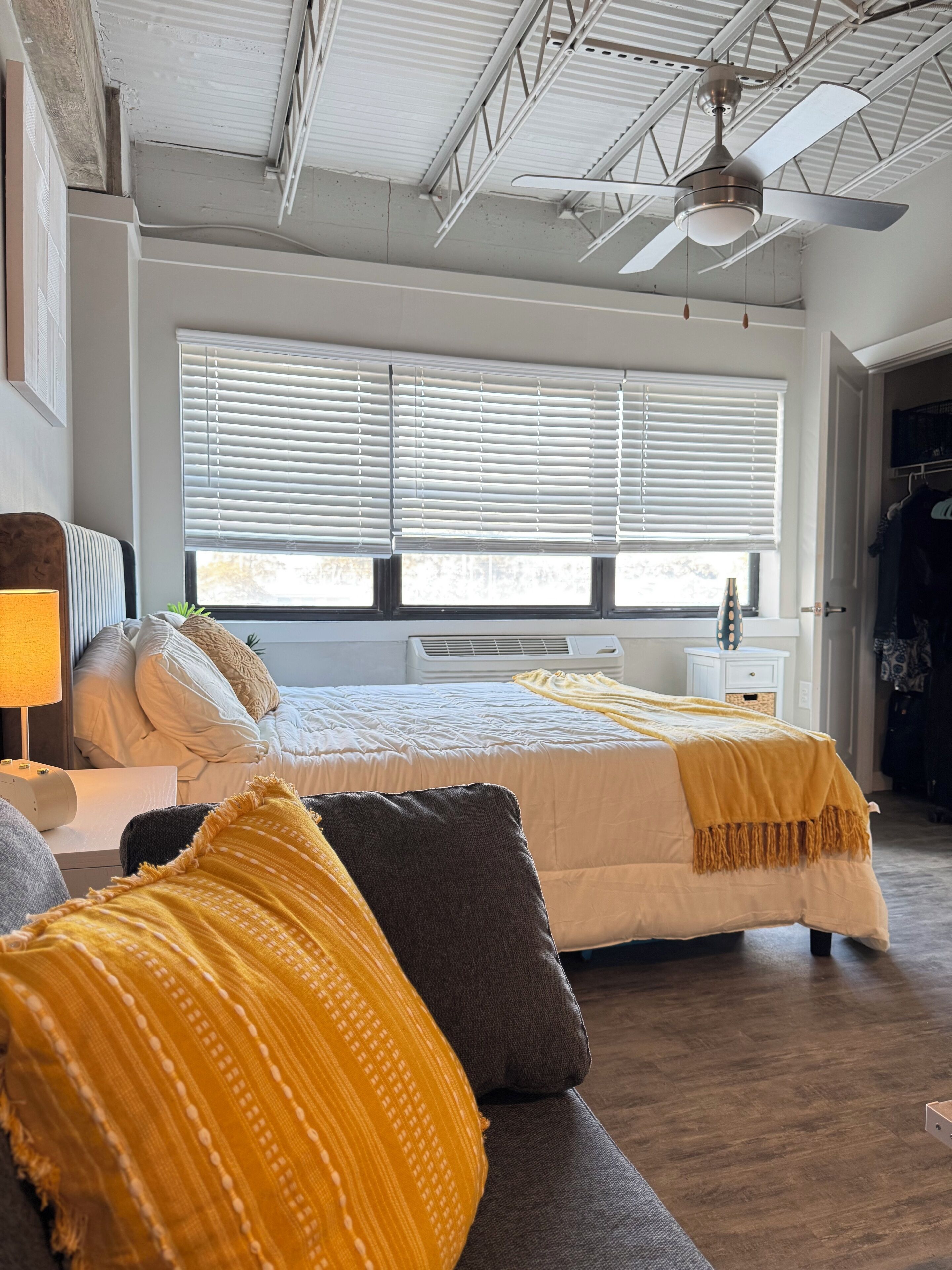 1 bedroom, desk, iron/ironing board, WiFi