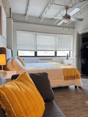 1 bedroom, desk, iron/ironing board, WiFi - Come stay at our Horizon Hideaway. A modern downtown studio. (Mobile)