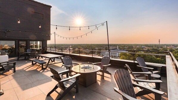 Outdoor dining - Come stay at our Horizon Hideaway. A modern downtown studio. (Mobile)