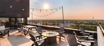 Come stay at our Horizon Hideaway. A modern downtown studio.