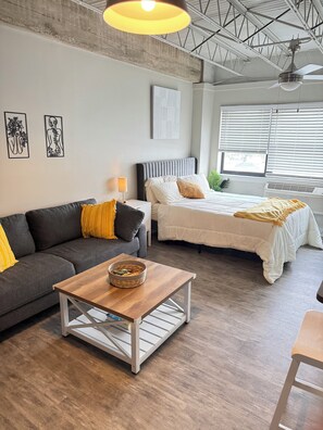 1 dormitorio, escritorio, tabla de planchar con plancha y wifi