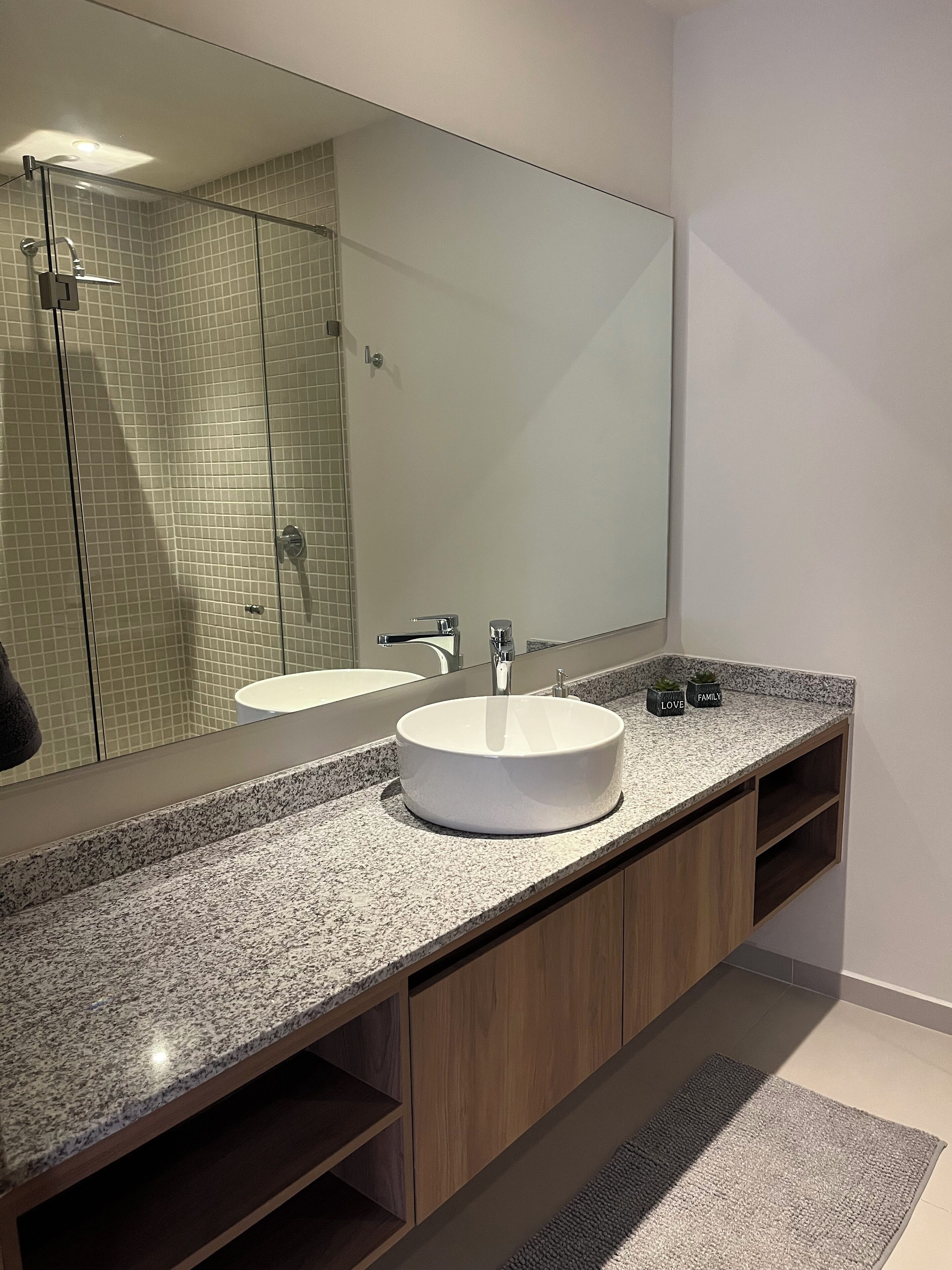 Serviettes fournies, savon, papier toilette