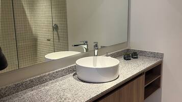 Serviettes fournies, savon, papier toilette