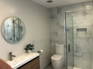 Douche, sèche-cheveux, serviettes fournies, savon