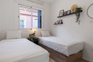 2 chambres, coffres-forts dans les chambres, fer et planche à repasser