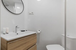 Doccia, asciugacapelli, asciugamani, sapone