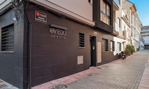 A building with a sign for 'Calle Soldado Salvador Tirado' and 'Viedo Edificio.'