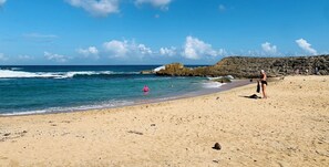 Chaises longues, serviettes de plage