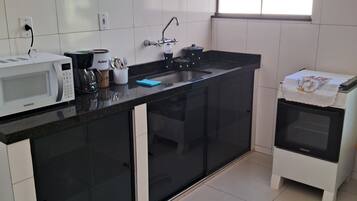 Réfrigérateur, micro-ondes, four, cafetière/bouilloire