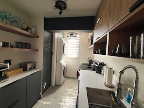 Refrigerador, microondas, horno, placa de cocina