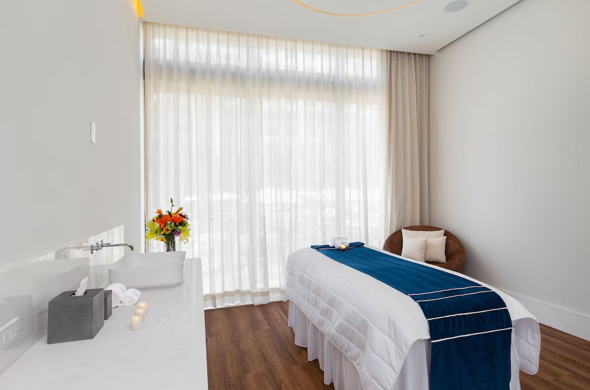 Un sauna, una bañera de hidromasaje, baño turco