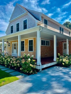 Exterior - Charming 3-bedroom w/loft.New Construction home with AC,WiFi. Short walk to town (Oak Bluffs)
