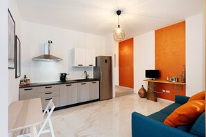 A modern kitchen with white cabinets, a stainless steel range hood, and a built-in oven. - Apartment 'Sempresole In Piazzetta' with Mountain View, Wi-Fi and Air Conditioning (Salerno)
