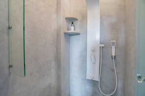Douche, séchoir à cheveux, serviettes fournies