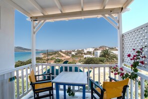 Outdoor dining - Studio 'Blue Dolphin Antiparos View Suite' with Sea View, Wi-Fi and Air Conditioning (Ag. Georgios)