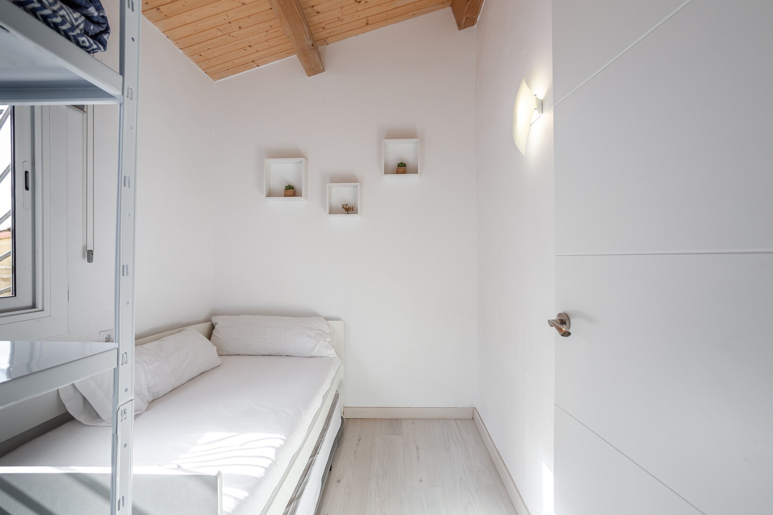 2 bedrooms, iron/ironing board, bed sheets