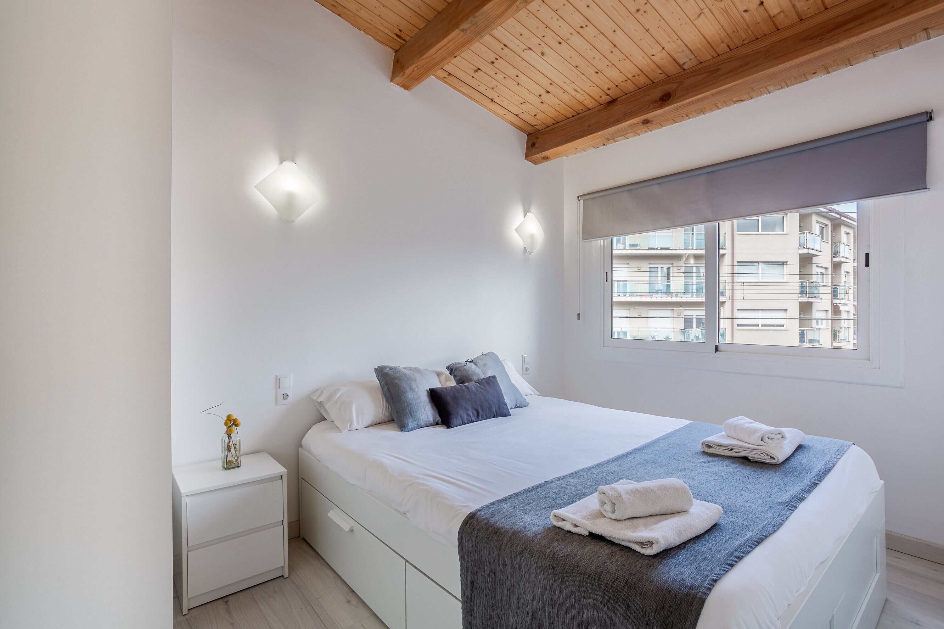 2 makuuhuonetta, silitysrauta/-lauta, vuodevaatteet