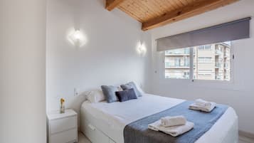 2 makuuhuonetta, silitysrauta/-lauta, vuodevaatteet