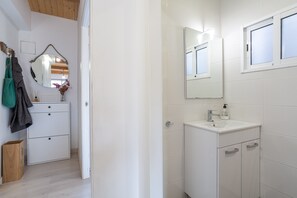 Shower, hair dryer, towels - Apartment 'Flat In Girona City Centre' with Shared Terrace and Air Conditioning (Girona)