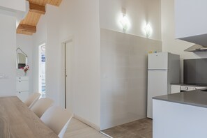 Fridge, microwave, oven, stovetop - Apartment 'Flat In Girona City Centre' with Shared Terrace and Air Conditioning (Girona)
