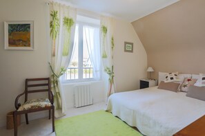 2 bedrooms, iron/ironing board, bed sheets - Holiday Home 'Maison Du Pêcheur 150 M Plages' with Private Garden and Wi-Fi (Saint-Quay-Portrieux)