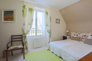 2 bedrooms, iron/ironing board, bed sheets