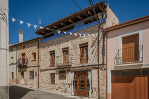 Exterior - Country House 'La Mambla De La Ribera' with Mountain View, Private Garden and Wi-Fi (Mambrilla de Castrejón)