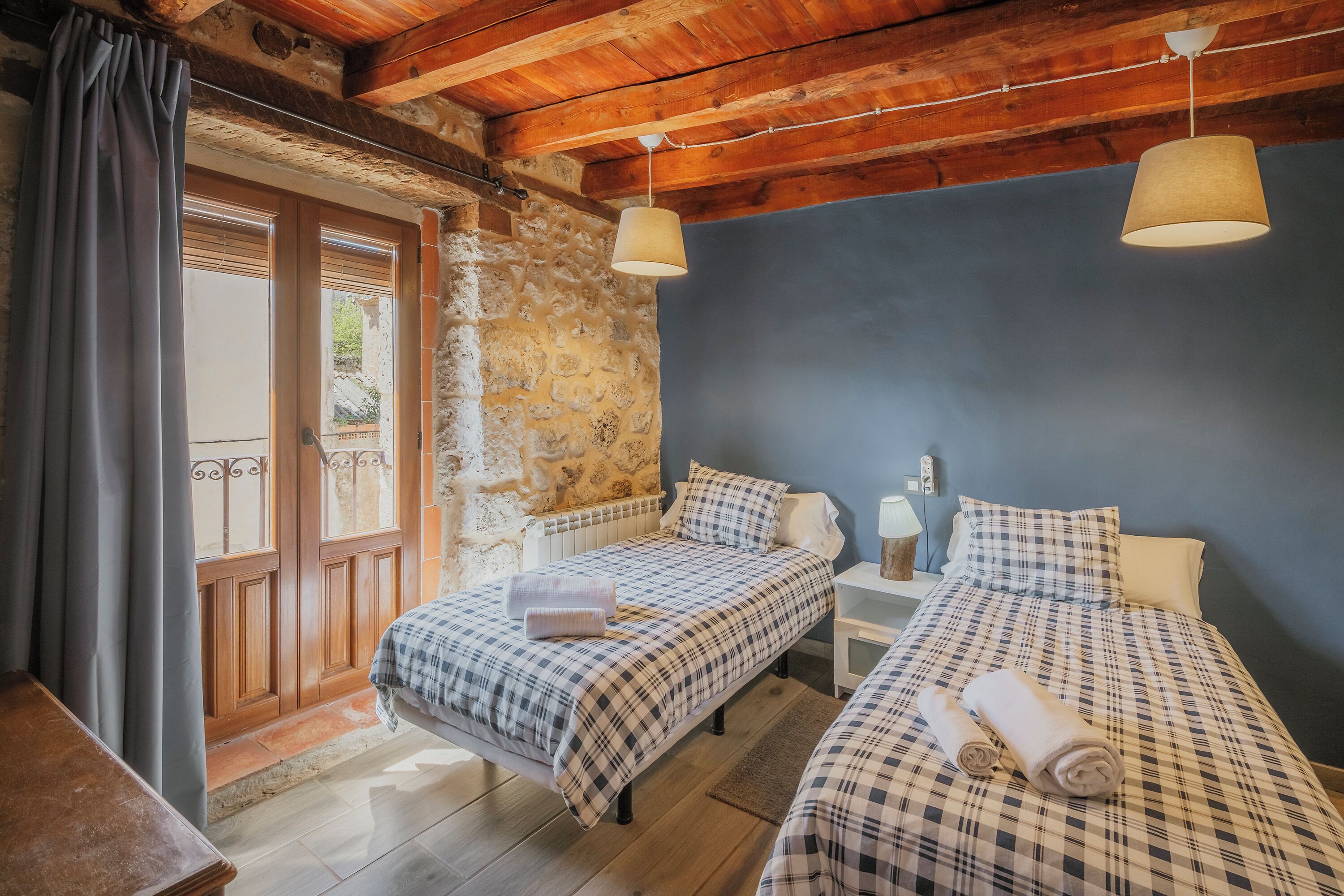 9 habitaciones, tabla de planchar con plancha y wifi gratis 