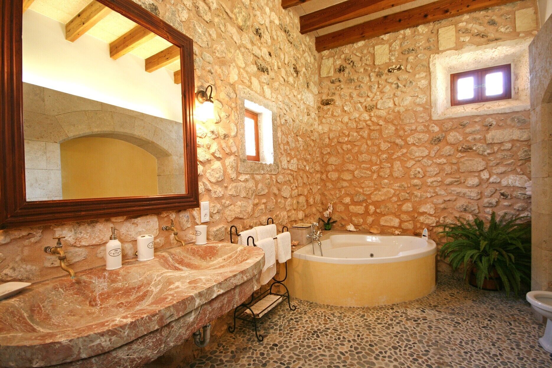 Regadera, secadora de cabello, toallas 
