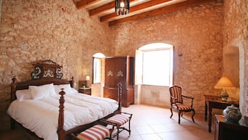 6 slaapkamers, een strijkplank/strijkijzer, gratis wifi, beddengoed