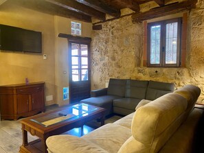 TV - Country House 'La Mambla De La Ribera 1' with Mountain View, Shared Garden and Wi-Fi (Mambrilla de Castrejón)