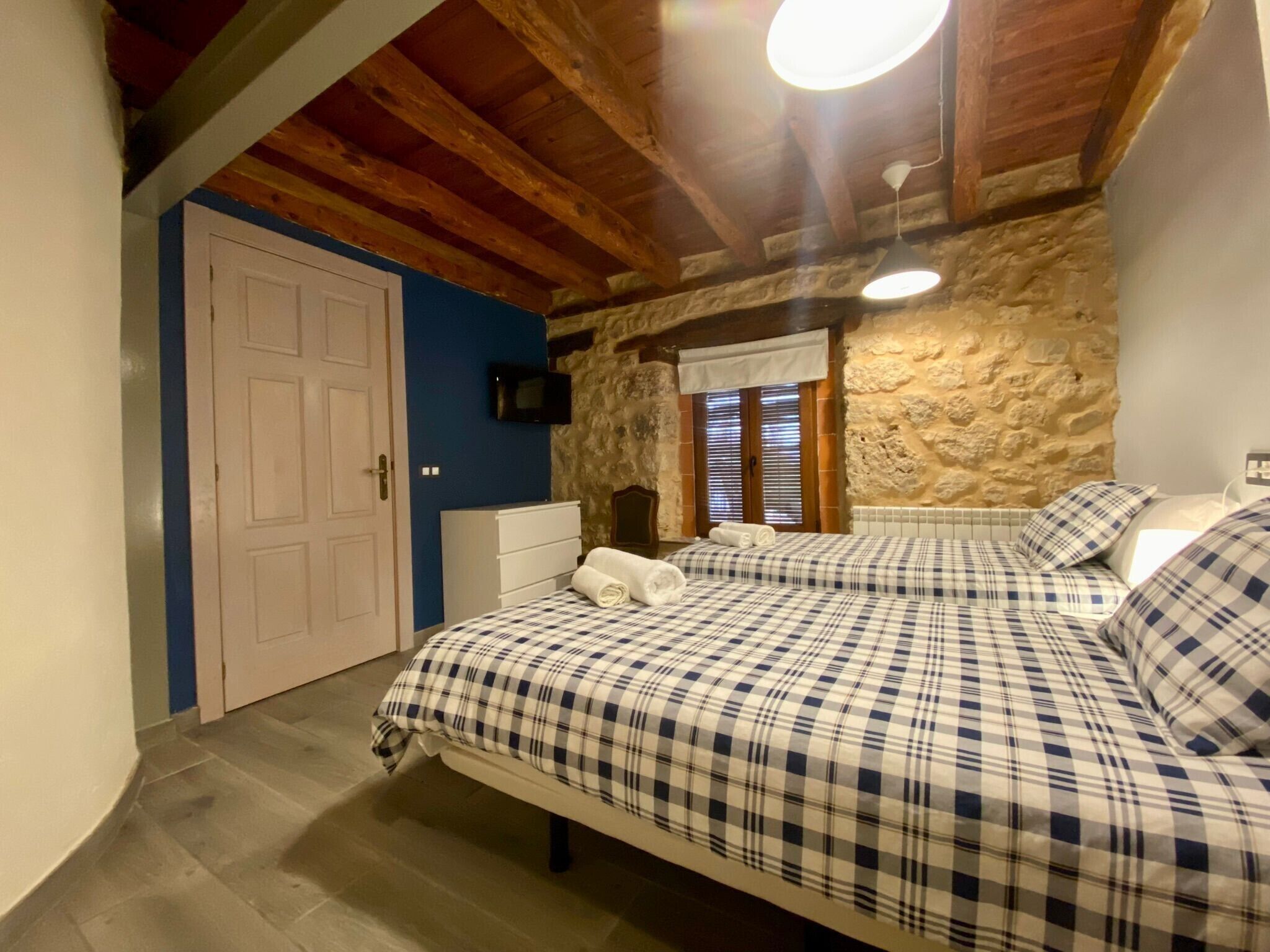 4 habitaciones, tabla de planchar con plancha y wifi gratis 